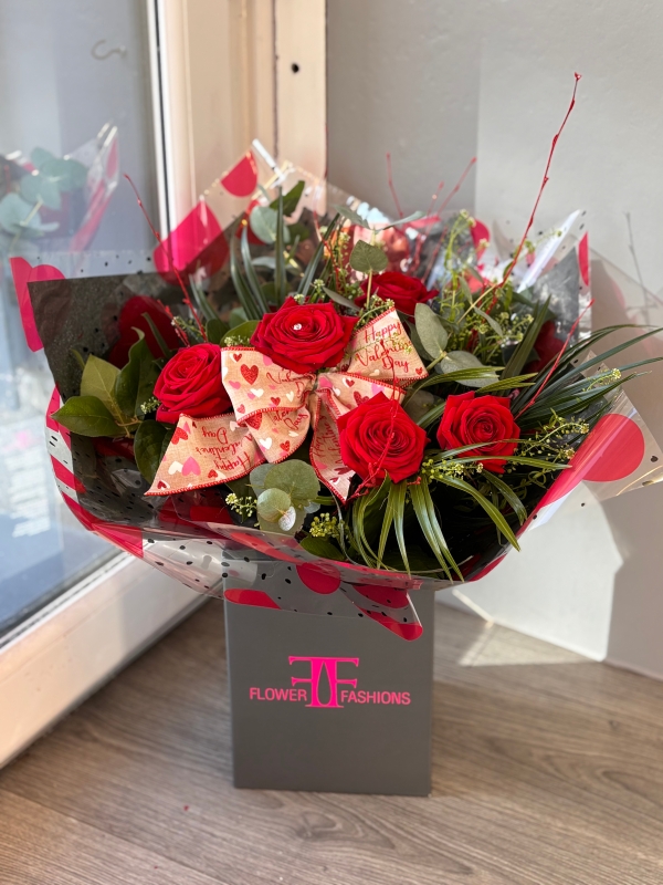 6 RED ROSES